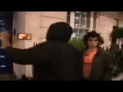 Amy Winehouse attacks papparazis