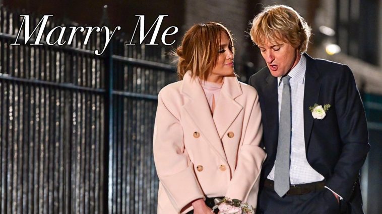 Jennifer Lopez and Owen Wilson in "Marry Me"