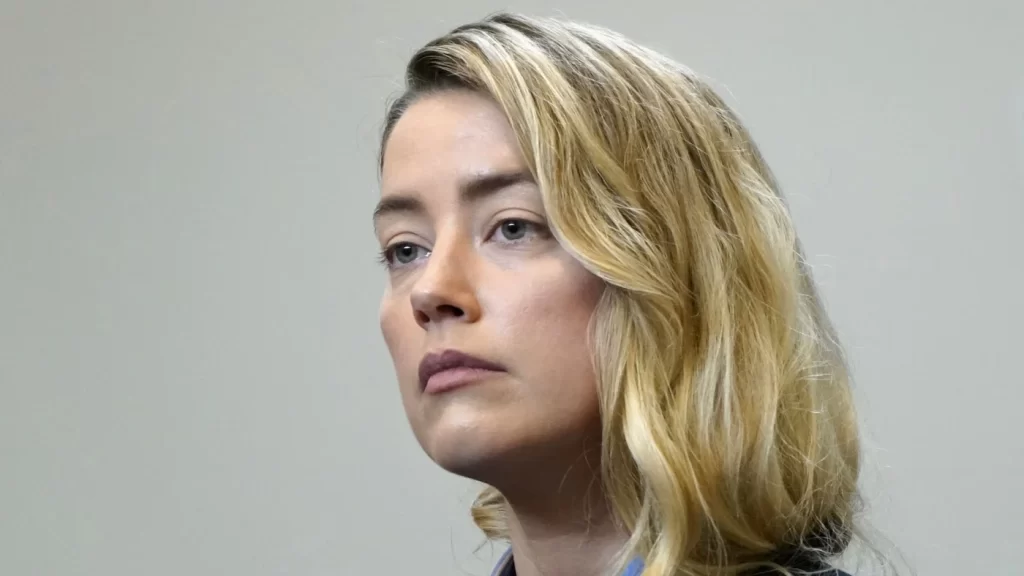 Fans claim Amber Heard has a robot expression in court