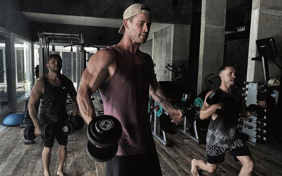 Chris Hemsworth Shows off his arm muscles
