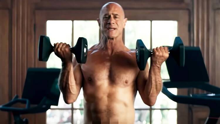 Christopher Meloni works out naked in a new ad 