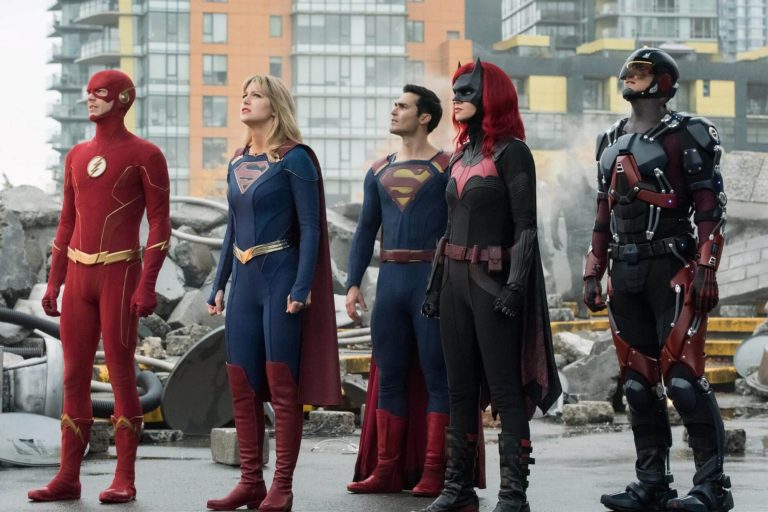 Its A Little Tricky Now Superman And Lois Showrunner Todd Helbing Hints Arrowverse 9000