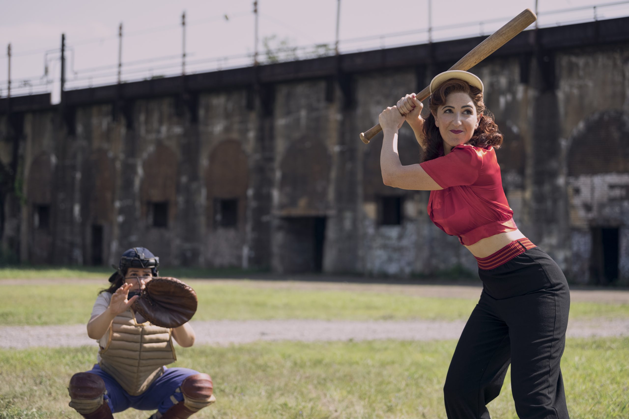 Abbi Jacobson as Carson Shaw and D’Arcy Carden as Greta in A League of Their Own