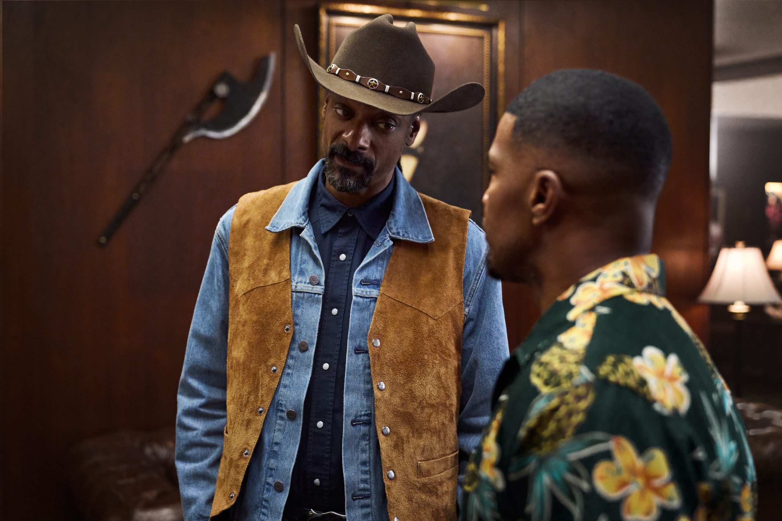 Jamie Foxx and Snoop Dogg in Day Shift (2022).
