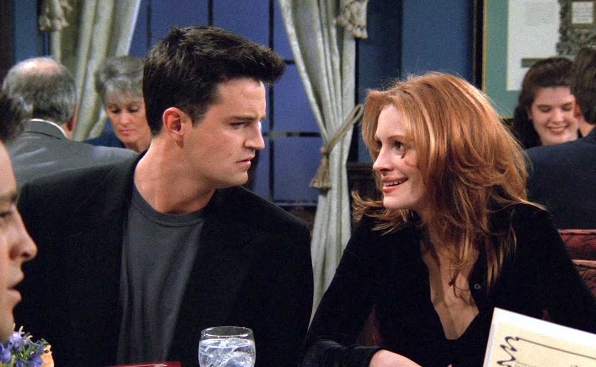 Matthew Perry and Julia Roberts in a still from FRIENDS