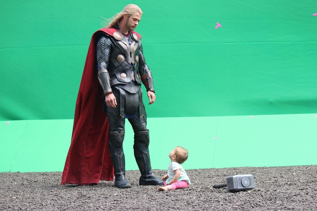 Chris Hemsworth with his daughter