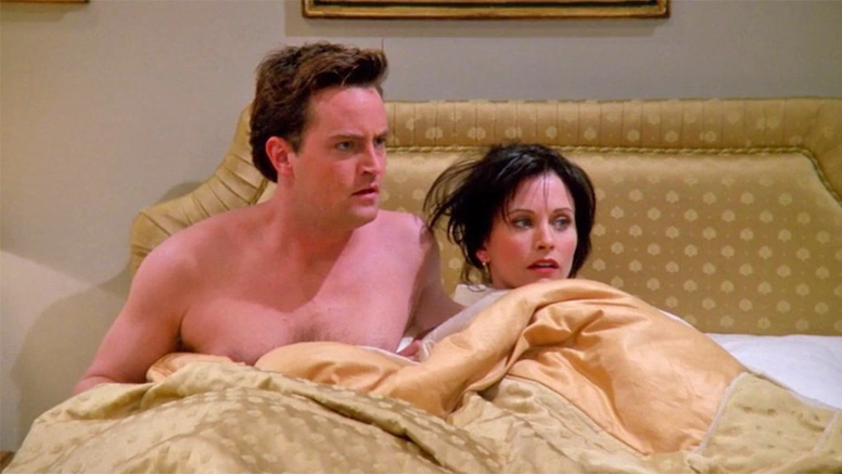 Matthew Perry and Courtney Cox in FRIENDS