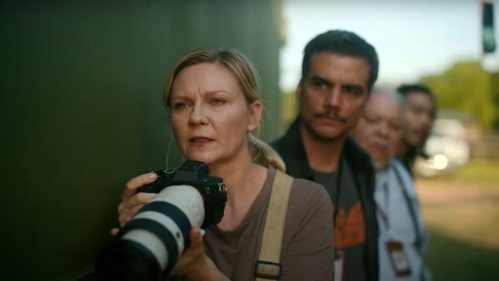 kristin dunst plays a photojournalist in the movie